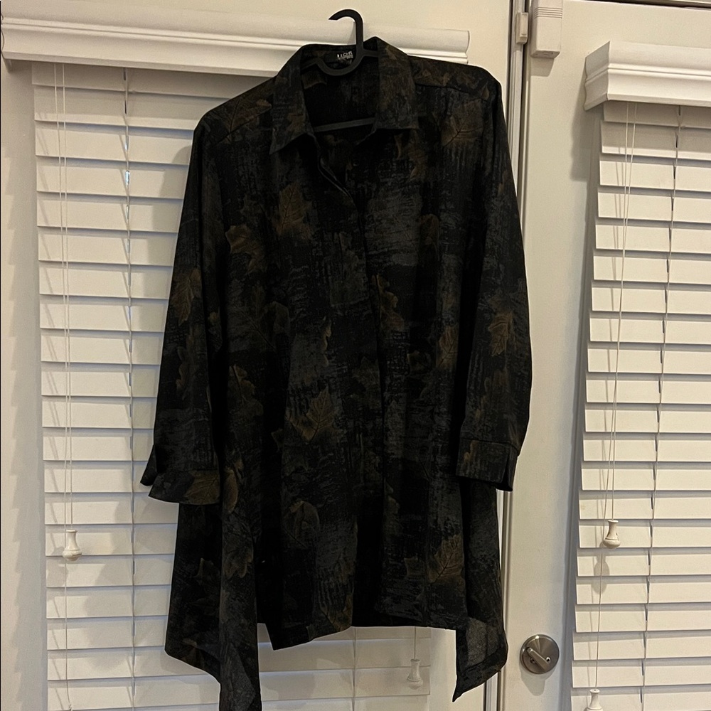 Men's Black Patterned Button-Up Shirt